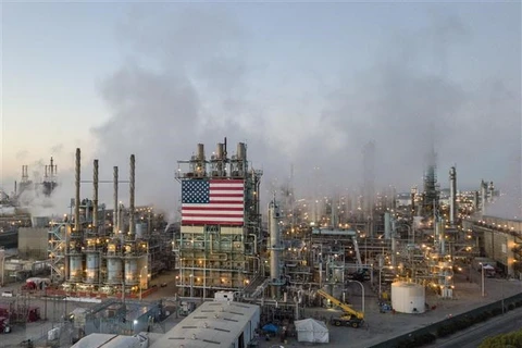Nhà máy lọc dầu ở Carson, bang California, Mỹ. (Ảnh: AFP/TTXVN)