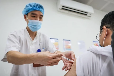 Tiêm vaccine phòng COVID-19 cho người dân. (Ảnh: Minh Sơn/Vietnam+)
