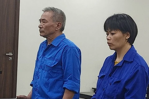 "Cặp đôi" lừa đảo Lại Thị Vân và Phạm Bá Trạc tại phiên tòa sơ thẩm. (Nguồn: Báo Lao động)