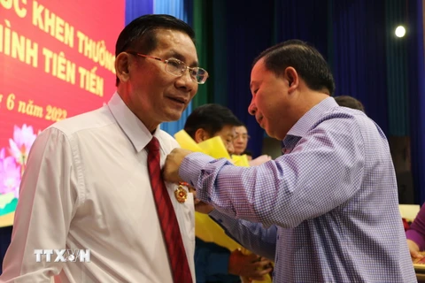 Ông Nguyễn Văn Út, Chủ tịch UBND tỉnh Long An trao Huân chương Lao động hạng Ba cho cá nhân vì có thành tích xuất sắc trong công tác từ năm 2017 đến năm 2022. (Ảnh: Thanh Bình/TTXVN)