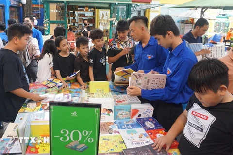 Hội Sách Thiếu nhi Thành phố Hồ Chí Minh lần 4 thu hút nhiều bạn nhỏ đến tham quan, chọn mua sách. (Ảnh: Thu Hoài/TTXVN)