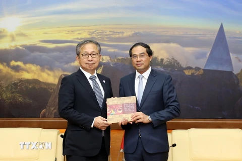 Chủ tịch UBND tỉnh Lào Cai Trịnh Xuân Trường (phải) tặng quà Đại sứ Đặc mệnh toàn quyền Nhật Bản tại Việt Nam Yamada Takio. (Ảnh: Quốc Khánh/TTXVN)