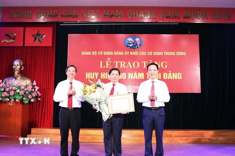 Ông Nguyễn Văn Thể, Ủy viên Trung ương Đảng, Bí thư Đảng bộ Khối các cơ quan Trung ương nhận Huy hiệu 30 năm tuổi Đảng. (Ảnh: Phương Hoa/TTXVN)