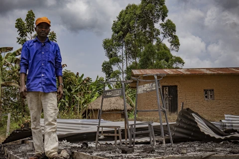 Một ngôi nhà bị phá hủy sau vụ tấn công do các tay súng Lực lượng Dân chủ Đồng minh (ADF) tiến hành tại Mukondi, CHDC Congo ngày 10/3 vừa qua. (Ảnh: AFP/TTXVN)