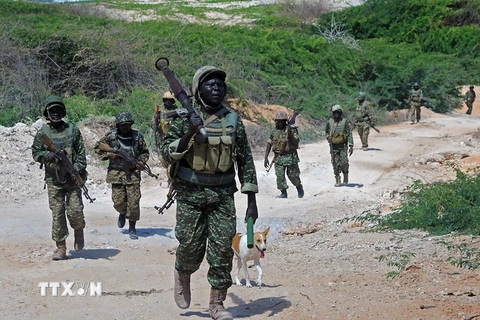 Binh sỹ Uganda thuộc Lực lượng gìn giữ hòa bình Liên hợp quốc ở châu Phi tuần tra tại Merka, Somalia. (Ảnh: AFP/TTXVN)