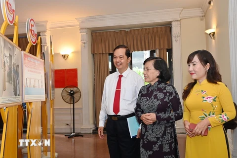 Các đại biểu tham quan triển lãm về Không gian văn hóa Hồ Chí Minh. (Ảnh: Thu Hương/TTXVN)