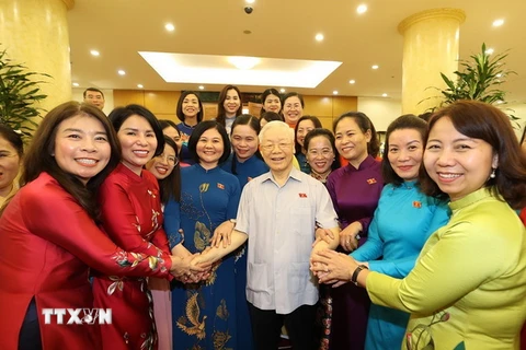 Tổng Bí thư Nguyễn Phú Trọng cùng các đồng chí lãnh đạo Đảng, Nhà nước trong buổi gặp mặt Nhóm nữ đại biểu Quốc hội Việt Nam khóa XV. (Ảnh: Trí Dũng/TTXVN)