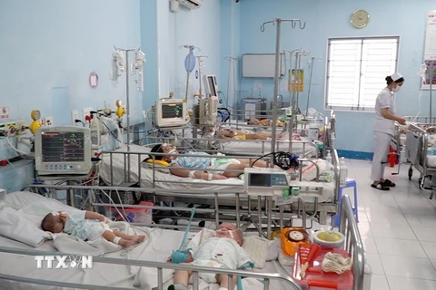 Khoa Nhiễm-Thần kinh thuộc Bệnh viện Nhi đồng 1 Thành phố Hồ Chí Minh điều trị cho nhiều trẻ em mắc bệnh tay chân miệng. (Ảnh: TTXVN phát)