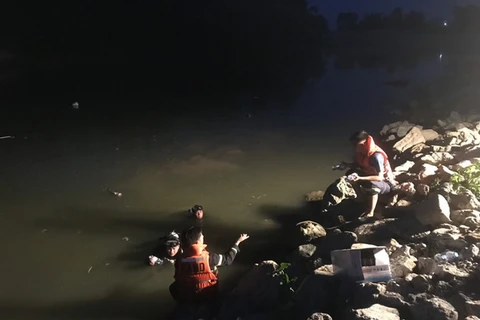 Cán bộ Phòng Cảnh sát phòng cháy, chữa cháy và cứu nạn, cứu hộ thuộc Công an tỉnh Bắc Giang tìm kiếm nạn nhân đuối nước ở huyện Tân Yên vào tối 5/6. (Nguồn: báo Bắc Giang)