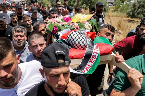 Những người đưa tang khiêng thi thể của cậu bé 2 tuổi rưỡi Mohammed Haitham al-Tamimi trong đám tang của cậu ở làng Nabi Saleh ở Bờ Tây, ngày 6/6. (Nguồn: AFP) 