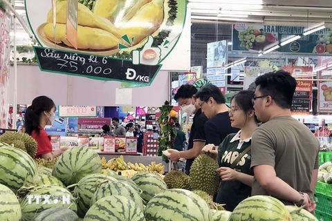 Người tiêu dùng Thành phố Hồ Chí Minh chọn mua trái cây tại siêu thị. (Ảnh: Mỹ Phương/TTXVN)