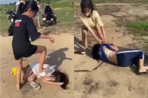 Hai nữ sinh Trường THCS Hưng Bình, phường Long Thạnh Mỹ, thành phố Thủ Đức bị ba nữ sinh khác đánh hội đồng, xé áo. (Nguồn: Cắt từ video)