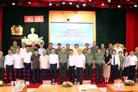 Đại tướng Tô Lâm, Bộ trưởng Bộ Công an với lãnh đạo các cơ quan báo chí, xuất bản Trung ương và trong Công an Nhân dân. (Ảnh: Phạm Kiên/TTXVN)