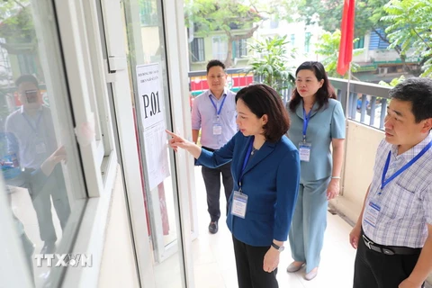 Phó Chủ tịch UBND thành phố Hà Nội Vũ Thu Hà kiểm tra tại điểm thi trường THCS Ngô Sĩ Liên, quận Hoàn Kiếm. (Ảnh: Thanh Tùng/TTXVN)