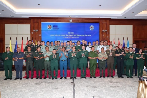 Thượng tướng Phùng Sĩ Tấn, Phó Tổng Tham mưu trưởng QĐND Việt Nam và các đại biểu dự hội nghị. (Ảnh: Trọng Đức/TTXVN)