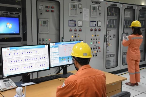 Nhân viên EVNHANOI vận hành hệ thống điện. (Ảnh: PV/Vietnam+)