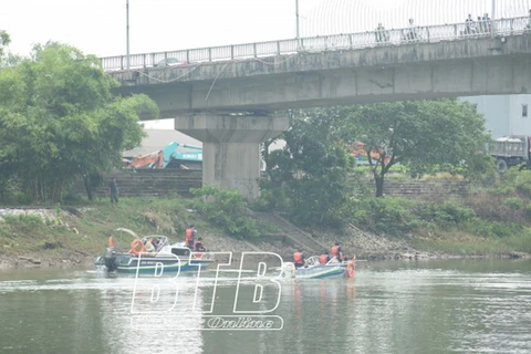 Đội cứu hộ cứu nạn 116 Thái Bình tìm thi thể nạn nhân. (Nguồn: Báo Thái Bình)