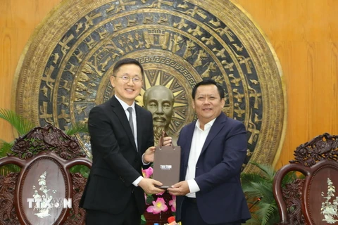 Phó Chủ tịch UBND tỉnh Long An Huỳnh Văn Sơn (phải) và Phó Chủ tịch Công ty TNHH Samsung Engineering Han Sangdeog tại buổi tiếp. (Ảnh: Thanh Bình/TTXVN)