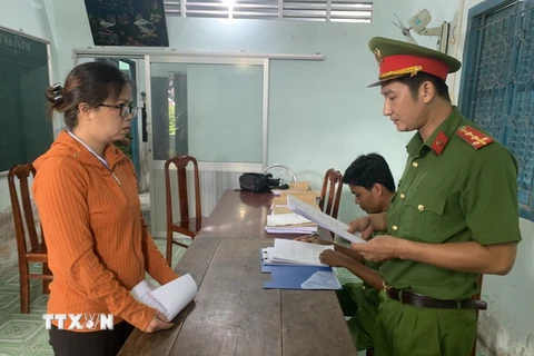 Cơ quan Cảnh sát điều tra Công an tỉnh Bến Tre thi hành lệnh bắt tạm giam đối với Nguyễn Thị Thúy Vân. (Ảnh: TTXVN phát)