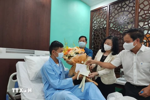 Bộ trưởng Bộ Y tế Đào Hồng Lan thăm, tặng quà chúc mừng ca ghép tim xuyên Việt vừa được phẫu thuật thành công ngày 6/7 vừa qua tại Bệnh viện Trung ương Huế. (Ảnh: Mai Trang/TTXVN)