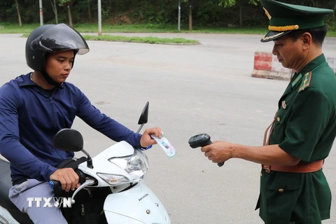 Cán bộ Trạm Kiểm soát Biên phòng cửa khẩu Chi Ma, tỉnh Lạng Sơn, quét thông tin trên thẻ mã QR đã cấp cho người ra vào khu vực cửa khẩu Chi Ma. (Ảnh: Quang Duy/TTXVN)