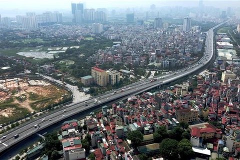 Đường Phạm Văn Đồng và cầu cạn Mai Dịch-Nam Thăng Long là một trong những tuyến giao thông hiện đại nhất của Thủ đô Hà Nội. (Ảnh: Huy Hùng/TTXVN)