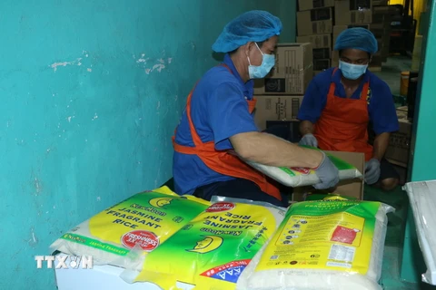 Đóng gói sản phẩm gạo từ hút khi chân không của doanh nghiệp Phước Thành 2, phường Tân Khánh, thành phố Tân An, tỉnh Long An. (Ảnh: Thanh Binh/TTXVN)