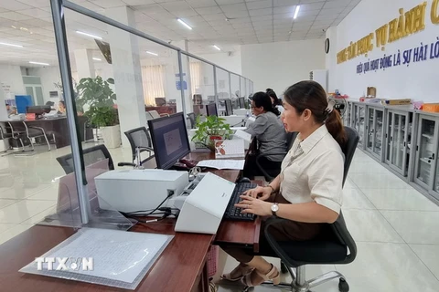 Trung tâm hành chính công tỉnh Ninh Thuận thực hiện tốt công tác cải cách, khắc phục nhiều hạn chế yếu kém. (Ảnh: Công Thử/TTXVN)