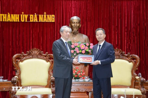 Bí Thư Thành ủy Đà Nẵng Nguyễn Văn Quảng tặng quà lưu niệm cho Đại sứ Trung quốc tại Việt Nam. (Ảnh: Văn Dũng/TTXVN)