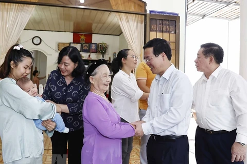 Chủ tịch nước Võ Văn Thưởng đến thăm bà Lê Thị Diệm, sinh năm 1940, là vợ liệt sỹ, hiện đang sinh sống tại huyện Côn Đảo. (Ảnh: Thống Nhất/TTXVN)
