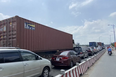 Hàng nghìn ôtô, xe máy xếp hàng kéo dài nhiều km trên đường Đồng Văn Cống hướng về phà Cát Lái. (Ảnh: Mạnh Linh/Báo Tin tức)