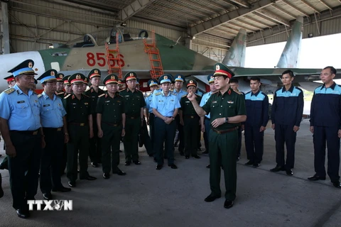 Đại tướng Phan Văn Giang động viên cán bộ, phi công, các thành viên trong tổ bay tại Trung đoàn Không quân 927, Sư đoàn 371, Quân chủng Phòng không-Không quân. (Ảnh: Hồng Pha/TTXVN phát)