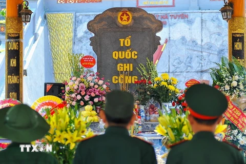 Các cựu chiến binh thắp hương tưởng nhớ các liệt sỹ tại Nghĩa trang liệt sỹ quốc gia Vị Xuyên, tỉnh Hà GIang. (Ảnh: Nam Thái/TTXVN)