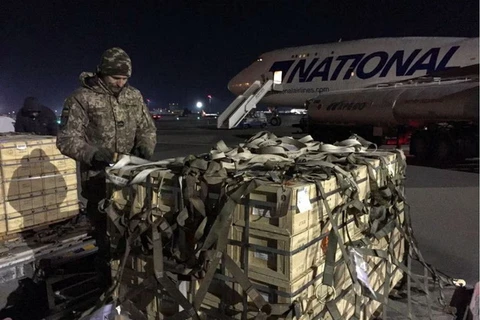 Hàng viện trợ quân sự của Mỹ cho Ukraine, được đưa xuống từ một chiếc máy bay tại Sân bay Quốc tế Boryspil, Ukraine ngày 13/2/2022. (Nguồn: Reuters)