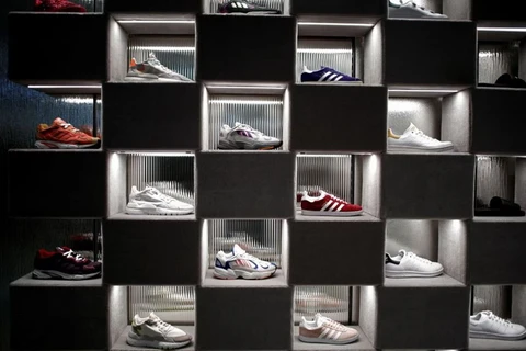 Giày thể thao Adidas được bày bán tại cửa hàng. (Nguồn: Reuters)