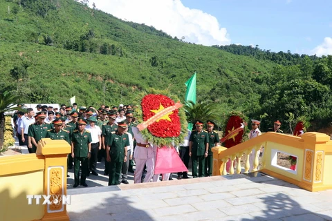Lãnh đạo Quân khu 4 và tỉnh Thừa Thiên-Huế dâng hoa tại Nhà tưởng niệm liệt sỹ Tiểu khu 67. (Ảnh: Đỗ Trưởng/TTXVN)