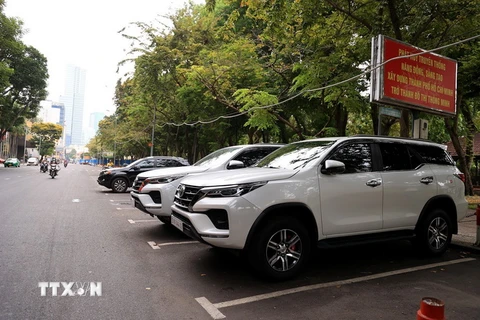 Xe hơi đỗ trên đường Lê Lai, quận 1, Thành phố Hồ Chí Minh. (Ảnh: Hồng Đạt/TTXVN)