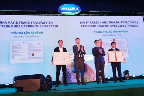 Trang trại bò sữa Vinamilk Nghệ An là trang trại đầu tiên nhận chứng nhận về trung hòa Carbon (PAS2060:2014). (Nguồn: Vinamilk)