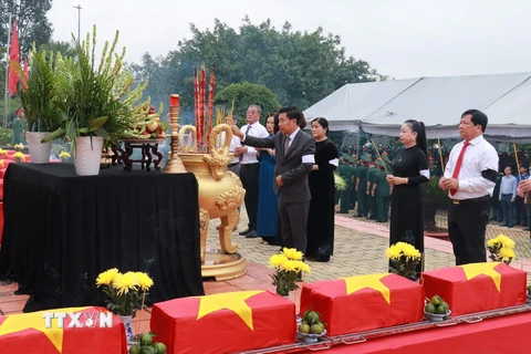 Bí thư Tỉnh ủy Bình Phước Nguyễn Mạnh Cường cùng lãnh đạo tỉnh dâng hương tri ân, tưởng nhớ các Liệt sỹ tại Nghĩa trang Liệt sỹ tỉnh Bình Phước. (Ảnh: Sỹ Tuyên/TTXVN)