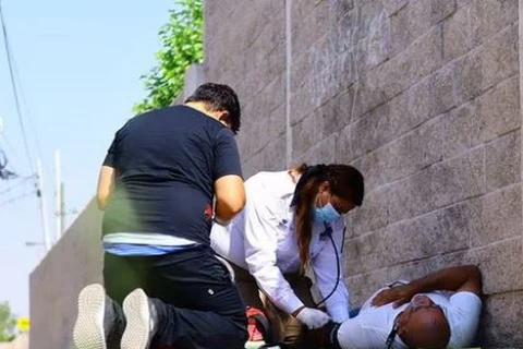 Nhân viên y tế chăm sóc một người trong một ngày có nhiệt độ cao, ở Ciudad Juarez, Mexico. (Nguồn: Reuters)