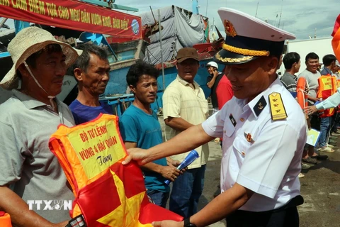Bộ Tư lệnh Vùng 4 Hải quân tặng quà cho ngư dân phường Đông Hải, thành phố Phan Rang-Tháp Chàm. (Ảnh: Công Thử/TTXVN)