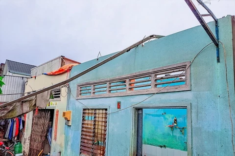 Mưa giông làm tốc mái nhà của người dân ở quận Thốt Nốt, thành phố Cần Thơ. (Ảnh: TTXVN phát)