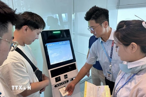 Hệ thống làm thủ tục tự động Self check-in kiosk xuất vé lên tàu bay cho hành khách sau khi hoàn thành thủ tục. (Ảnh: Trần Lê Lâm/TTXVN)