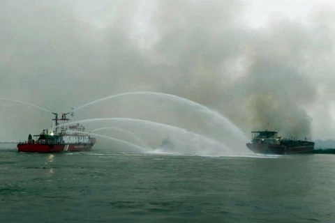 Tàu cứu nạn cứu hộ HP 01 kịp thời có mặt để dập tắt đám cháy. (Nguồn: Báo Giao thông)