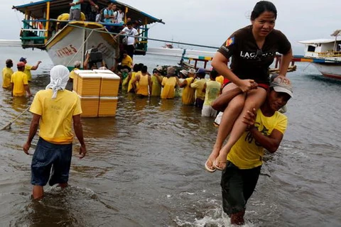 Cứu người sau một vụ chìm phà ở Philippines. Ảnh minh họa. (Nguồn: EPA)