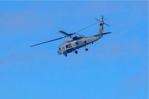 Một máy bay trực thăng của Hải quân Australia tiến hành các hoạt động tìm kiếm và cứu nạn ở khu vực lân cận Đảo Lindeman, Queensland, ngày 29/7. (Nguồn: AFP) 
