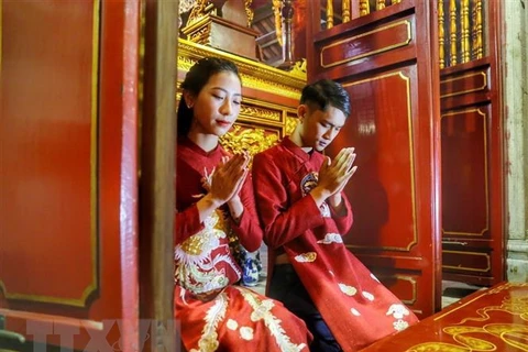 Cô dâu chú rể làm lễ tại đền Bà Kiệu. (Ảnh: Tuấn Đức/TTXVN)