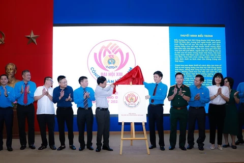 Lãnh đạo Tổng Liên đoàn Lao động Việt Nam công bố Biểu trưng chính thức của Đại hội XIII Công đoàn Việt Nam. (Nguồn: Cổng thông tin điện tử Công đoàn Việt Nam)