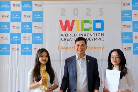Hai nữ sinh Trường Trung học Phổ thông Chu Văn An, quận Tây Hồ, Hà Nội, đạt huy chương Vàng tại kỳ thi Olympic Phát minh và Sáng chế khoa học Quốc tế. (Nguồn: Báo Tuổi trẻ Thủ đô)
