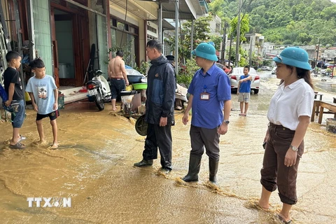 Chính quyền địa phương xuống hiện trường chỉ đạo khắc phục sau mưa lũ. (Ảnh: Quốc Khánh/TTXVN)